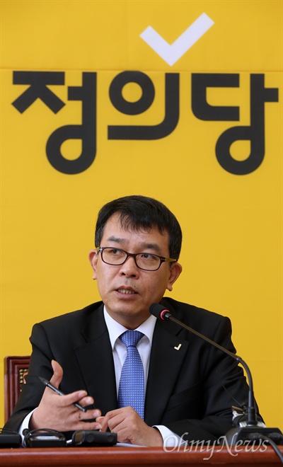 정의당 국방개혁기획단 김종대 단장이 2일 오전 국회에서 KF-X사업 1차 진상조사 결과를 발표하고 있다. 