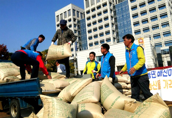  진주시농민회와 진주시여성농민회는 2일 진주시청 앞에서 '쌀값폭락, 밥쌀용쌀 수입 저지를 위한 나락적재투쟁'을 벌였다.