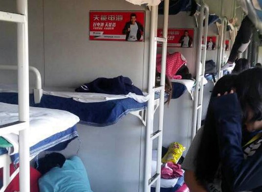 지난 달 30일, 연대한국학교 초등학생들이 직접 타고 있는 기차 침대칸. 
