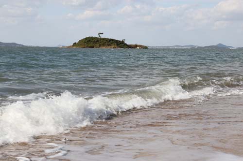별섬을 배경으로 파도가 일고 있는 외달도의 해변. 지난 10월 28일 풍경이다.