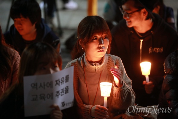 박근혜 정부가 역사교과서 국정화 전환 확정고시를 3일 오전 11시 정부서울청사에서 발표할 예정인 가운데, 지난 2일 늦은 밤 정부서울청사 앞에서 50여명의 청년들이 역사교과서 국정화에 반대하는 밤샘농성을 벌이고 있다.