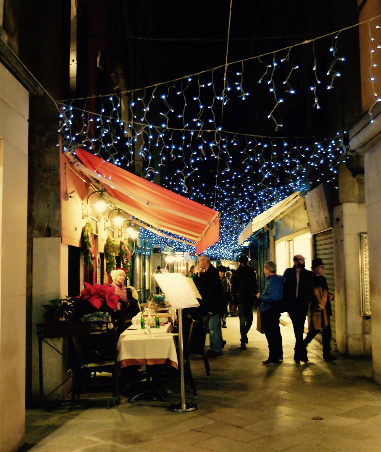 반짝이는 인공의 별빛 아래 캐노피를 치고 손님을 맞고 있는 베네치아 거리의 카페. 아를의 포룸 광장에 있는 한 카페를 그린 빈센트 반 고흐의 '밤의 카페 테라스'와 비슷한 구도입니다. 