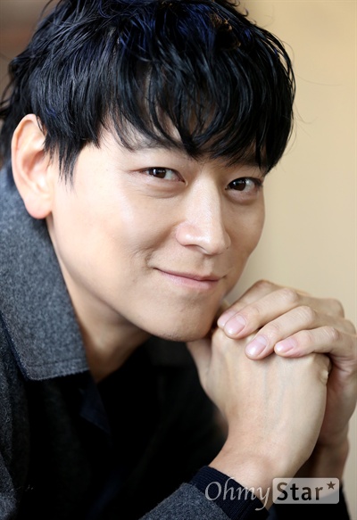  영화 <검은 사제들>의 배우 강동원이 30일 오후 서울 팔판동의 한 카페에서 포즈를 취하고 있다. 