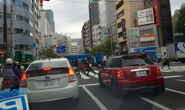 일본 도쿄 도심에선 하이브리드와 경차 등을 쉽게 찾아볼수 있다.