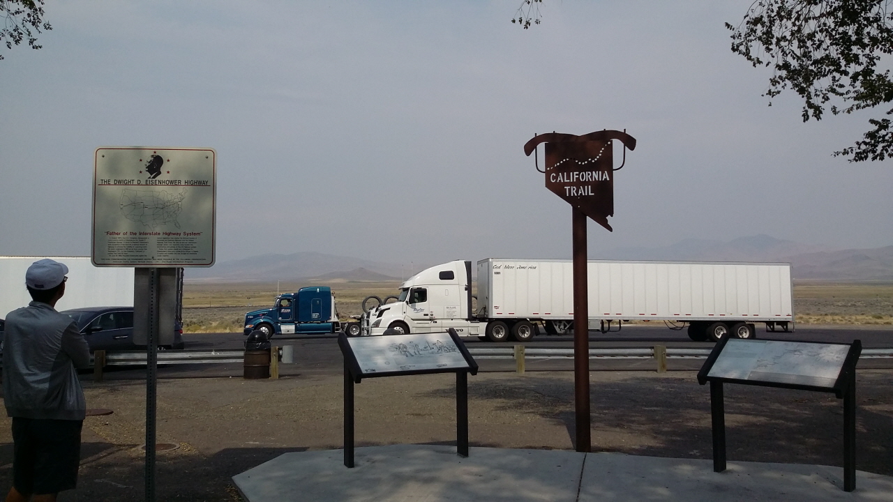 '캘리포니아 트레일'과 '아이젠하워 고속도로'를 표시해놓은 휴게소 안내판.