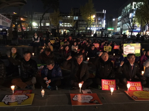 전북지역 시민 200여 명은 3일 오후 전주 시내 오거리광장에서 열린 '한국사 국정화 고시 강행 전북도민규탄대회'에 참여했다. 