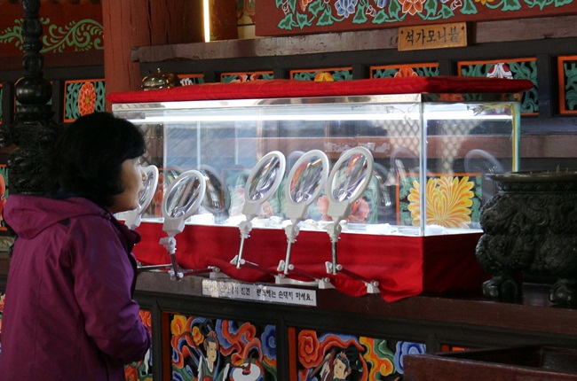 경남 밀양 표충사 대광전에는 부처님 진신 사리 6과를 직접 볼 수 있도록 전시중이었습니다.