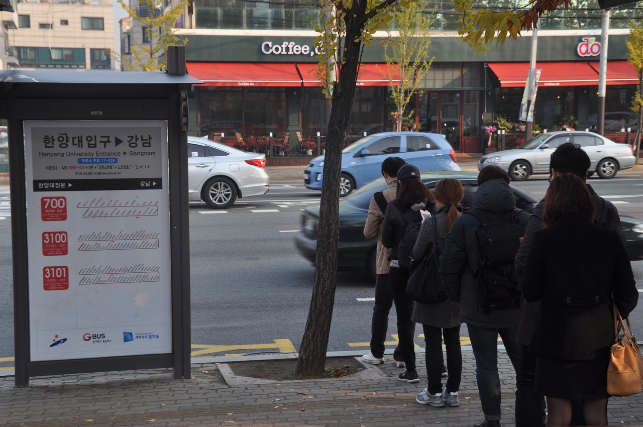 경기도 안산시 상록구 어느 버스정류장. 출근길 청년들이 서울행 버스를 기다리고 있다.   