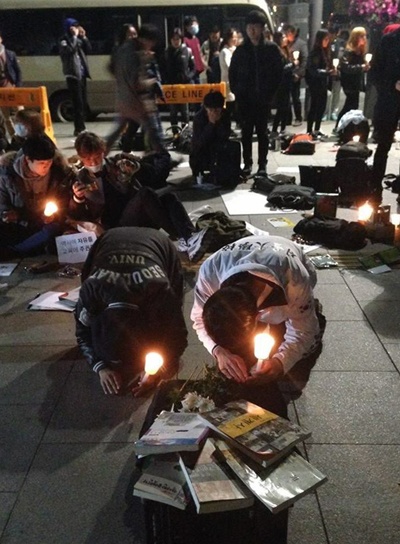  정부의 역사교과서 국정화 확정 고시를 앞둔 지난 2일 밤 정부서울청사 앞에 모인 시민들.