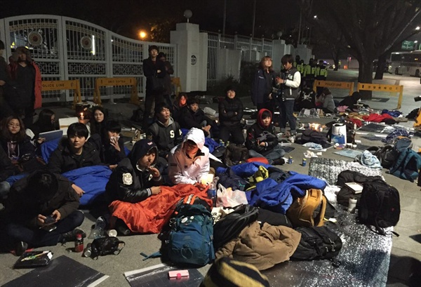 정부의 역사교과서 국정화 확정 고시를 앞둔 지난 2일 밤 정부서울청사 앞에 모인 시민들.