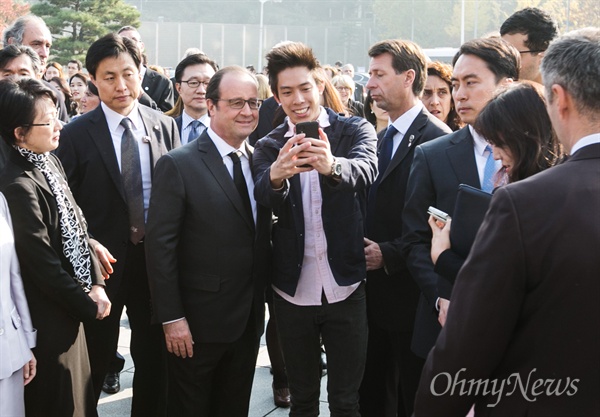 프랑수아 올랑드 (Francois Hollande) 프랑스 대통령이 4일 오전 서울 서대문구 이화여자대학교를 방문해 한 시민과 함께 '셀카'를 찍고 있다. 