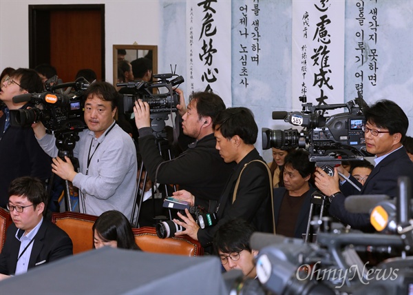 문재인 대표 대국민담화 현장 기록하는 취재진 새정치민주연합 문재인 대표가 4일 박근혜 정부가 강행하고 있는 역사 교과서 국정화 반대입장을 담은 대국민담화를 발표하자, 오마이TV 를 비롯한 매체 기자들이 이 현장을 취재하고 있다. 새정치민주연합 언론홍보대책특별위원장을 맡고 있는 오영식 최고위원은 4일 문 대표의 대국민담화 발표 직전 "KBS·MBC·SBS 등 지상파 3사가 오늘 문재인 대표의 대국민담화를 생방송하지 않는다고 한다"면서 "방송법상 반론권 위반이고, 청와대 나팔수를 자처한 것"이라고 비판했다.