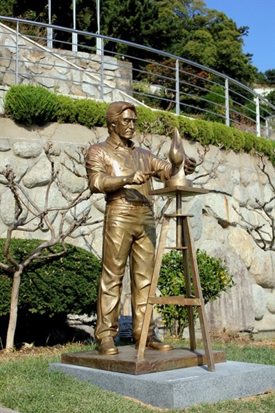 창원에 세워진 조각가 문신(1923~1995) 동상.