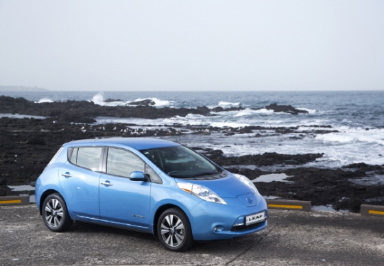  세계 판매 1위 닛산의 전기차 리프가 제주도 청정자연과 함께 친환경자동차의 미래를 제시하고 있다.