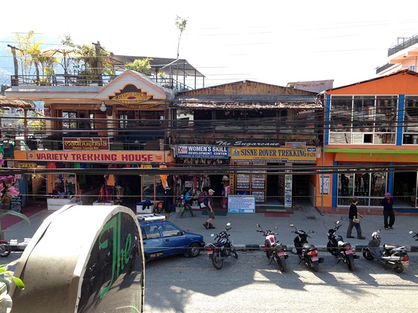 네팔 포카라에는 트레킹 용품을 팔거나 빌려주는 가게들이 많이 있다. 
