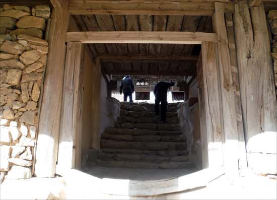    만세루(경북유형문화재 제325호) 누마루 아래로 난 돌계단을 오르면 대웅전과 화엄강당이 위치한 마당에 이른다.