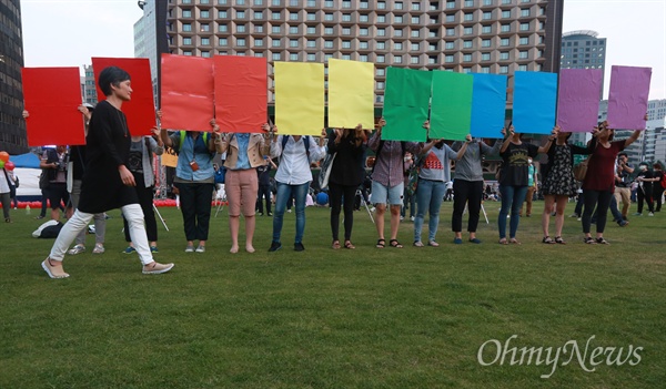 성소수자들의 문화행사인 제16회 퀴어문화축제 개막식이 열린 6월 9일 오후 서울 중구 서울광장에서 한국여성민우회 회원들이 동성애자의 인권을 지지하는 퍼포먼스를 벌이고 있다.
