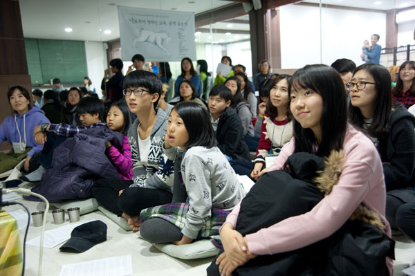  박상규 기자의 유쾌하고도 진중한 강의에 집중하고 있는 참석자들. 
