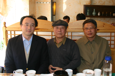 한중일 3인(왼쪽부터 일본인 미무라 환일본해경제연구소주임, 기자(본인), 유병호 다롄대학교 교수. 다롄의 한 밥집에서)