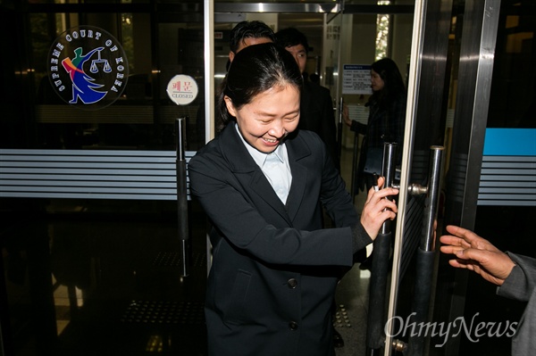 모해위증죄 혐의를 받고 있는 새정치민주연합 권은희 의원이 5일 오전 서울중앙지법에 출석해 재판을 마치고 법원을 나오고 있다.