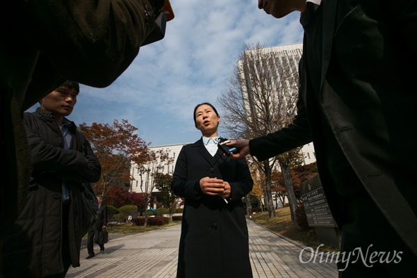 모해위증죄 혐의를 받고 있는 새정치민주연합 권은희 의원이 5일 오전 서울중앙지법에 출석해 재판을 마치고 법원을 나오고 있다.