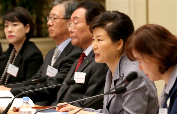 박근혜 대통령이 5일 청와대에서 열린 통일준비위원회 제6차회의를 주재하고 있다.