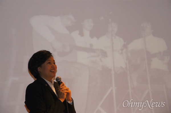 박영선 의원이 자신의 책 <누가 지도자인가> 출판 기념으로 4일 오후 대구에서 열린 북콘서트에서 노래를 부르고 있다. 