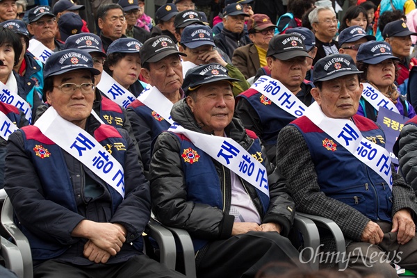2015년 11월 5일 서울역 광장에서 재향군인회 등 보수단체들이 역사교과서 국정화 지지 집회를 열고 '검정화 폐지'를 주장하고 있다. 