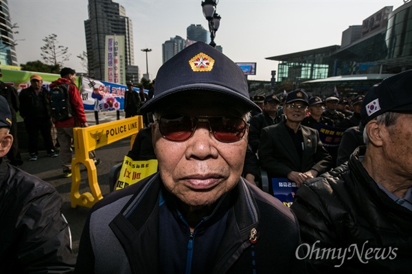 지난 5일 오후 서울역 광장에서 재향군인회 등 보수단체들이 역사교과서 국정화 지지 집회를 열고 '검정화 폐지'를 주장하고 있다. 