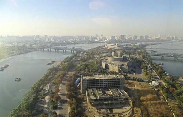 북한 평양 시가지와 대동강.