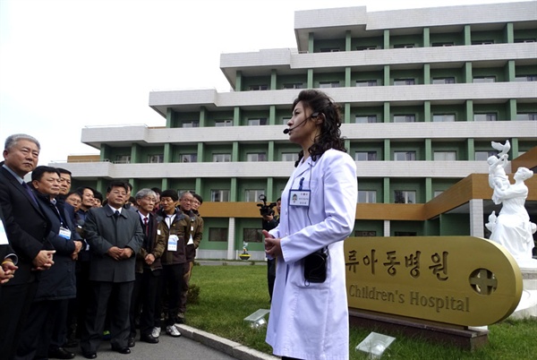 10월 28일부터 31일 사이 평양에서 열린 '남북노동자 통일축구대회'에 참석했던 남측 노동자들이 옥류아동병원을 찾아 설명을 듣고 있다.