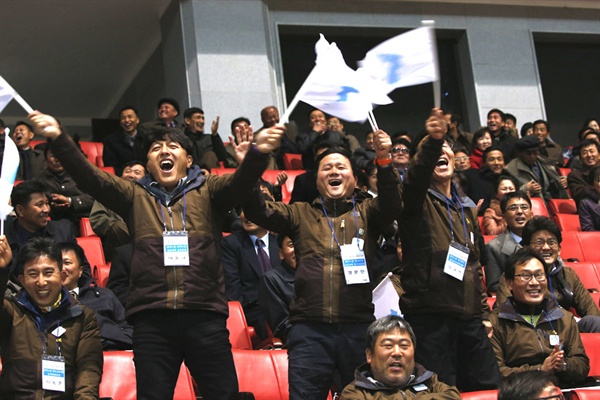 10월 28일부터 31일 사이 평양에서 열린 '남북노동자 통일축구대회'에 참석했던 남측 노동자들이 응원하고 있다.