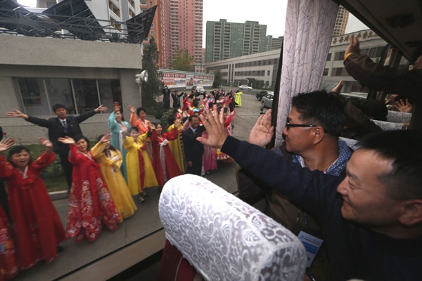 10월 28일부터 31일 사이 평양에서 열린 '남북노동자 통일축구대회' 참가자들과 북측 관계자들이 헤어지면서 손을 흔들고 있다.
