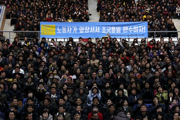  10월 28일부터 31일 사이 평양에서 열린 '남북노동자 통일축구대회'를 관람하고 있는 모습.