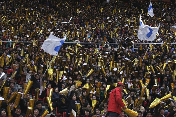 10월 28일부터 31일 사이 평양에서 열린 '남북노동자 통일축구대회' 때 참가자들이 경기를 응원하고 있다.