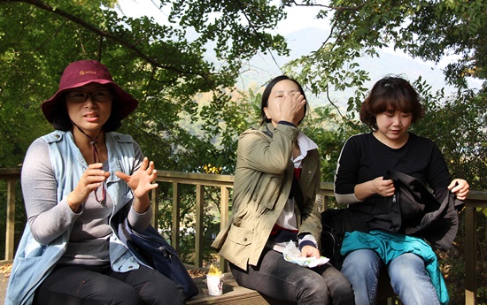 거산초 학부모들이 학교를 자랑하고 있다. 