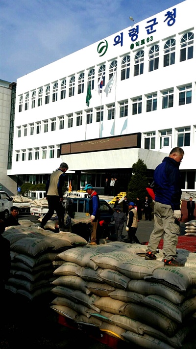  전국농민회총연맹 부산경남연맹 의령농민회는 6일 오전 의령군청 앞에서 나락적재투쟁을 벌였다.