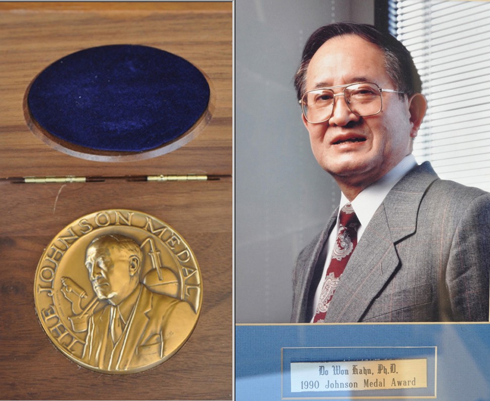 나와 맥과이어는 1990년 존슨앤존슨으로부터 오르소 트리사이클린을 발견개발한 공로로 회사 최고의 상인 '존슨 메달'을 받았다. 오른쪽 사진은 메달을 받던 날 회사측에서 촬영해 준 사진. 