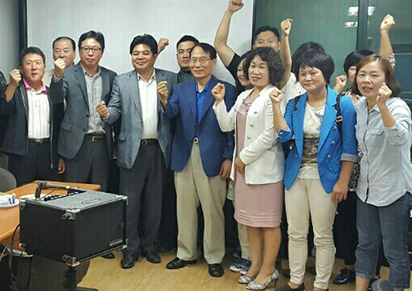 지난 8월 27일 새누리당에 입당원서를 제출한 김만복 전 국가정보원장은 10.28재보궐 선거를 앞두고는 김영주 새정치민주연합 부산시의원 선거사무소를 찾아 지지 발언을 하기도 했다. 사진은 김 전 원장(가운데 파란색 자켓)이 지난달 정 후보 사무실을 찾아 야당 지지자들과 함께 찍은 사진.