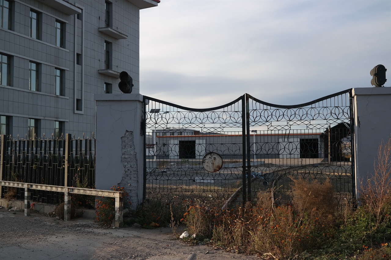 중국 동북 두만강 인근 개산툰의 한 대형 제지공장의 모습, 파산하여 기계는 다 뜯어가고 폐허가 된 공장만 남아있었다. 