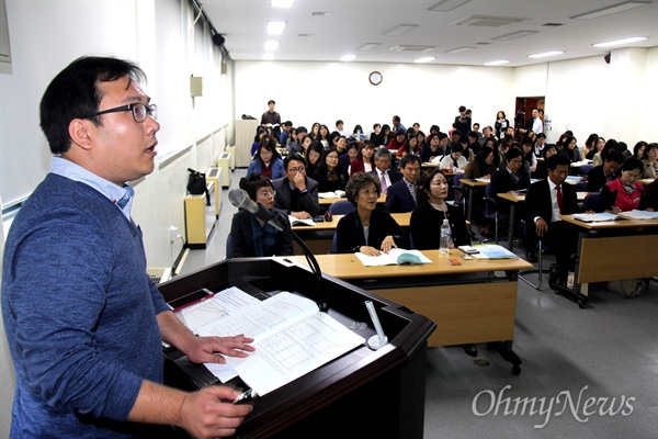 김종우 내서중학교 교육복지사가 6일 오후 경남도의회 대회의실에서 열린 '교육복지 우선지원사업 10년, 교육복지의 내일을 묻다 발전 발향 모색 토론회'에서 "교육복지사업 설문지 결과 분석과 현황"에 대해 발제하고 있다.