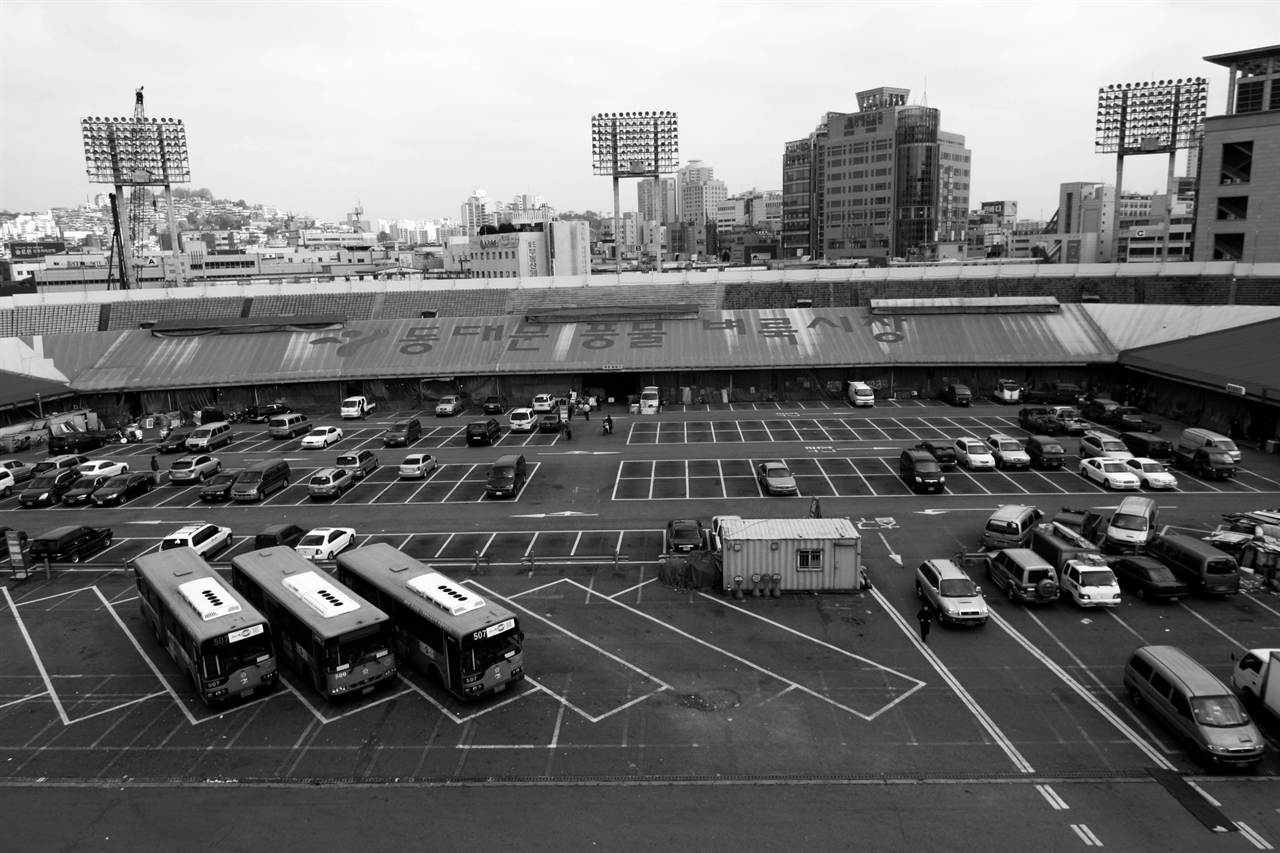 서울시는 2004년 1월 동대문 운동장(축구장)에 풍물시장을 개설하고, 950여 명의 노점상을 입주시켰다. 동대문에 개설된 풍물시장은 2008년 4월 16일 폐쇄된 후 한동안 주차장으로 쓰였다.