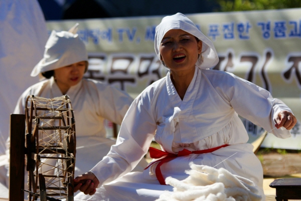   힘겨운 노동을 노래로 달래는 아낙의 입은 웃음을 머금는다.