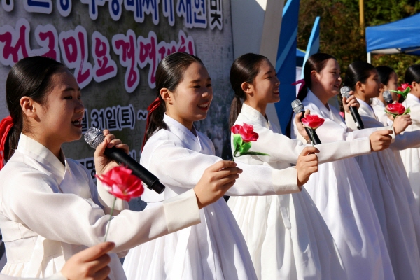  장래의 소리꾼이 될 지역의 아이들이 부르는 ‘아리랑 아리랑 산청 아리랑 ~ 지리산 정기 받은 영약의 약초고을 풀 향기 그윽한 내 고향 산청~<산청 아리랑>’의 노래를 따라 흥얼거렸다.