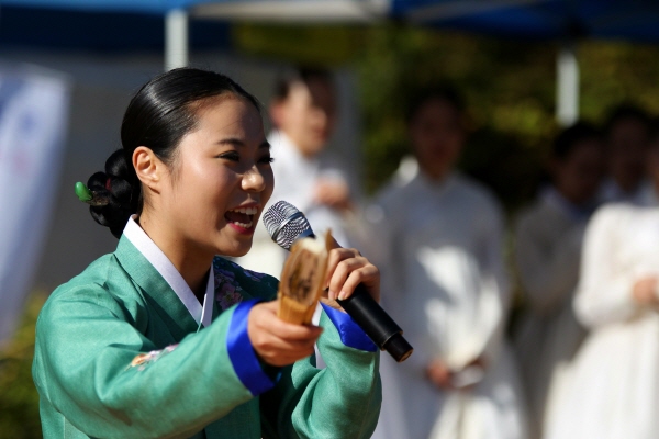  1월 1월 1일에 열리는 흥겨운 전국민요경연대회가 열리는 흥겨운 국악한마당이 열렸다. 사진은 축하 판소리 공연.