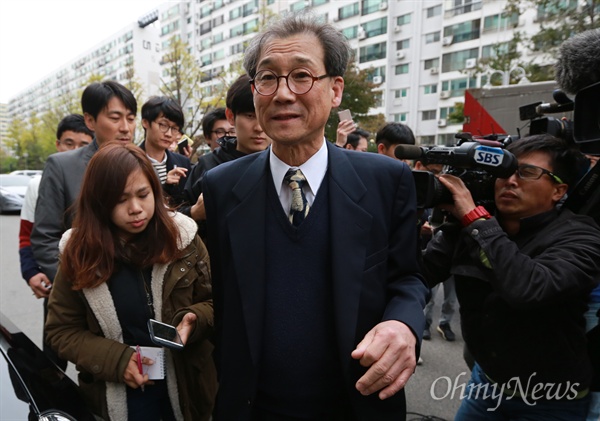 여기자 성추행 논란으로 역사교과서 대표 집필진에서 자진 사퇴한 최몽룡 서울대 명예교수가 6일 오후 서울 여의도 자택 앞에서 입장을 밝힌 뒤 집으로 들어가고 있다.
이날 최 교수는 역사교과서 집필진에서 사퇴한 이유에 대해 "걸림돌이 되지 않기 위해 사퇴를 결정했다"고 말했다.