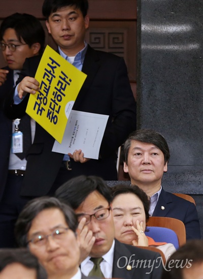 안철수, 국정화 저지 동참 역사교과서 국정화 저지를 위해 5일 오후 국회에서 열린 새정치민주연합 시도당 및 지역위원장 연석회의에 안철수 전 공동대표가 참석하고 있다.