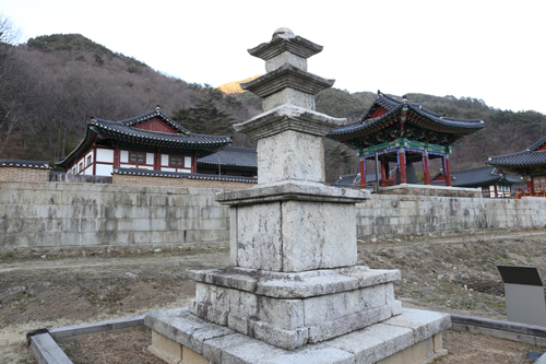 연곡사 삼층석탑. 통일신라 후기에 만들어진 것으로 알려져 있다. 보물로 지정돼 있다.