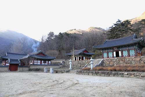 지리산 연곡사 전경. 복원 불사를 근래에 진행해 고찰의 분위기는 없다. 하지만 깔끔하고 호젓한 맛은 으뜸이다.