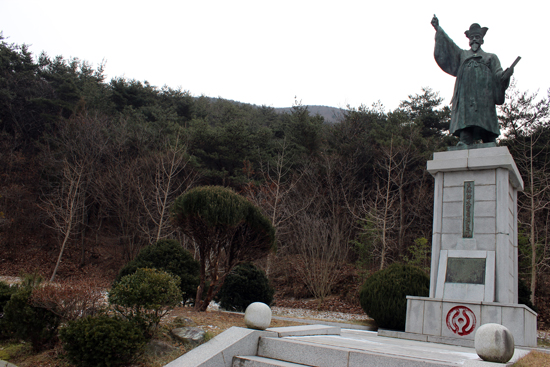 경주시 현곡면 가정3리 '용담 성지'에 세워져 있는 최제우 동상 